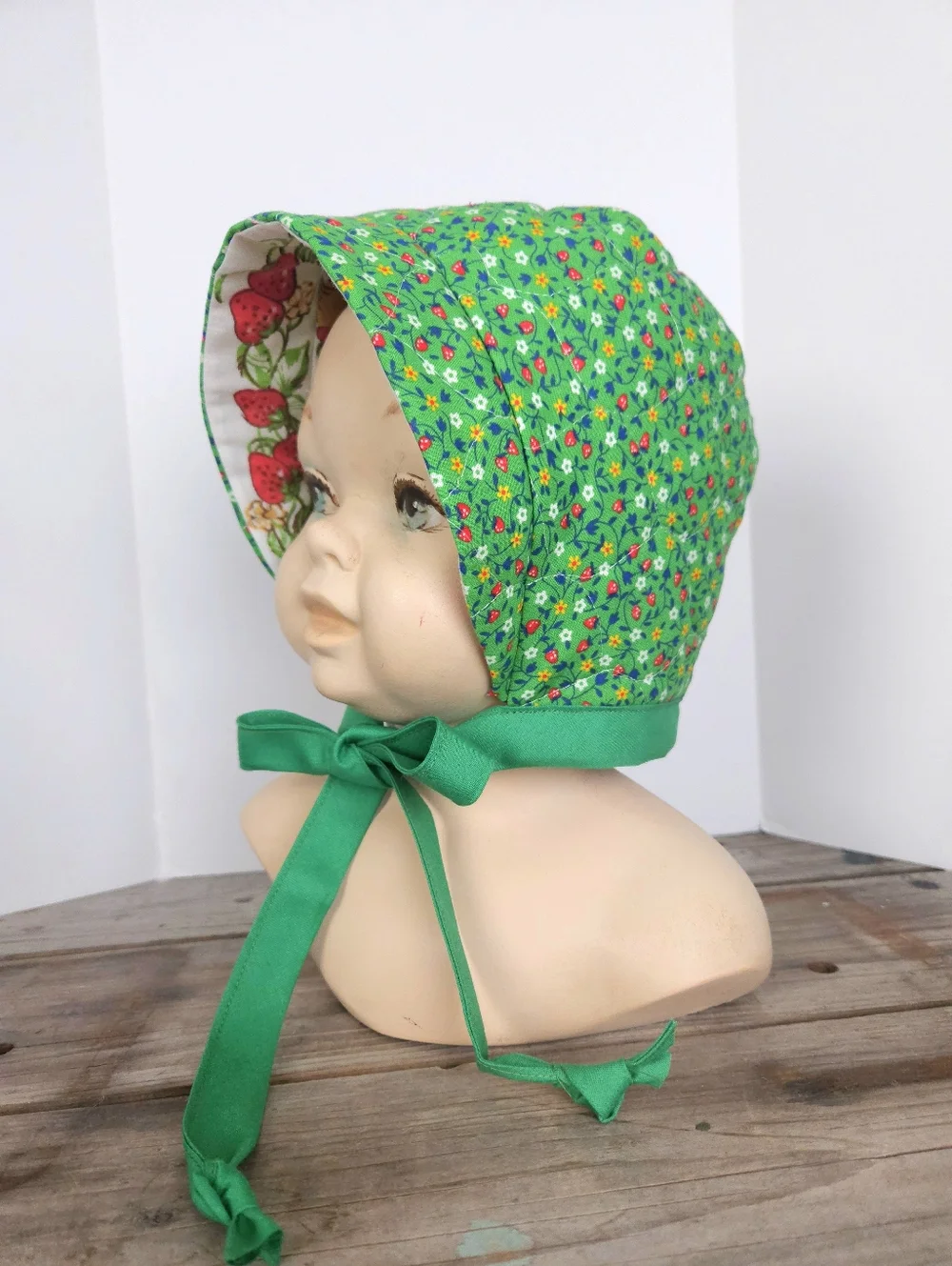 Upcycled Green Calico Quilted Baby Bonnet Reversible Strawberry Shortcake 6-12 M - Picture 6 of 10